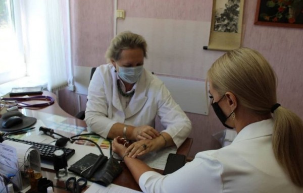 Мэр Анна Щекина ставит прививку