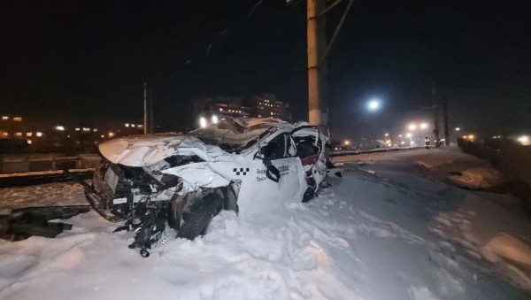 В Красноярске пассажирский поезд протаранил машину такси